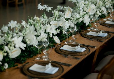 Décoration florale d'une table pour un mariage